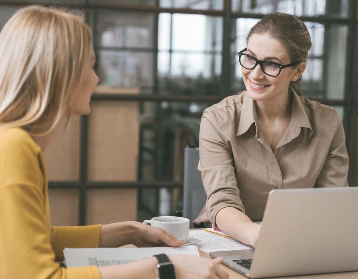 Profesional creativo trabajando en gestión financiera