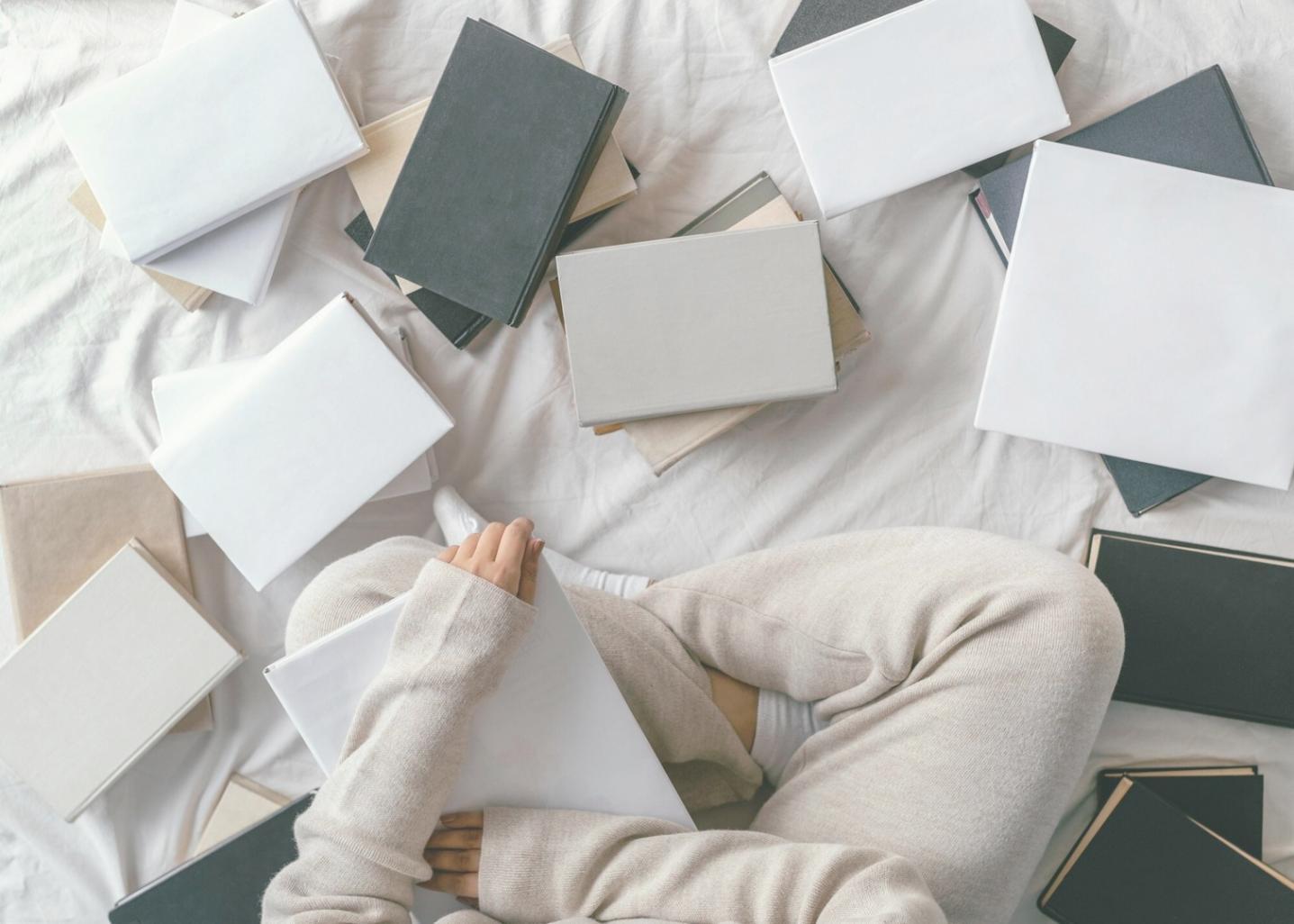 Espacio de trabajo financiero creativo con análisis y planificación